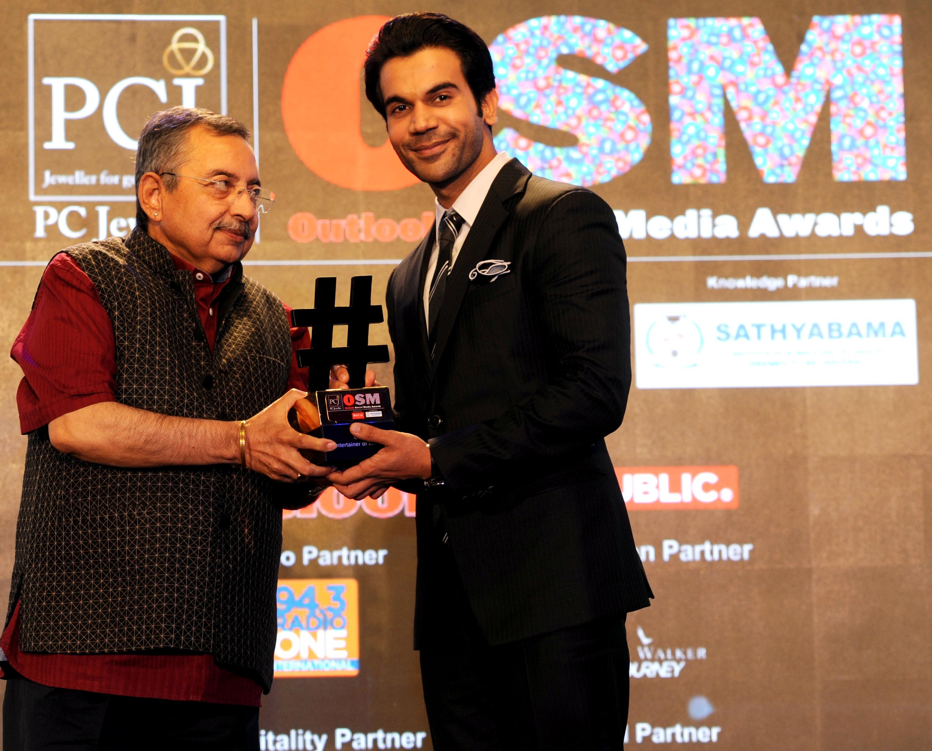 rajkumar-rao-receiving-osm-entertainer-of-the-year-from-mr-vinod-dua-at-the-outlook-social-media-awards-2018-held-at-hyatt-regency-new-delhi.jpg