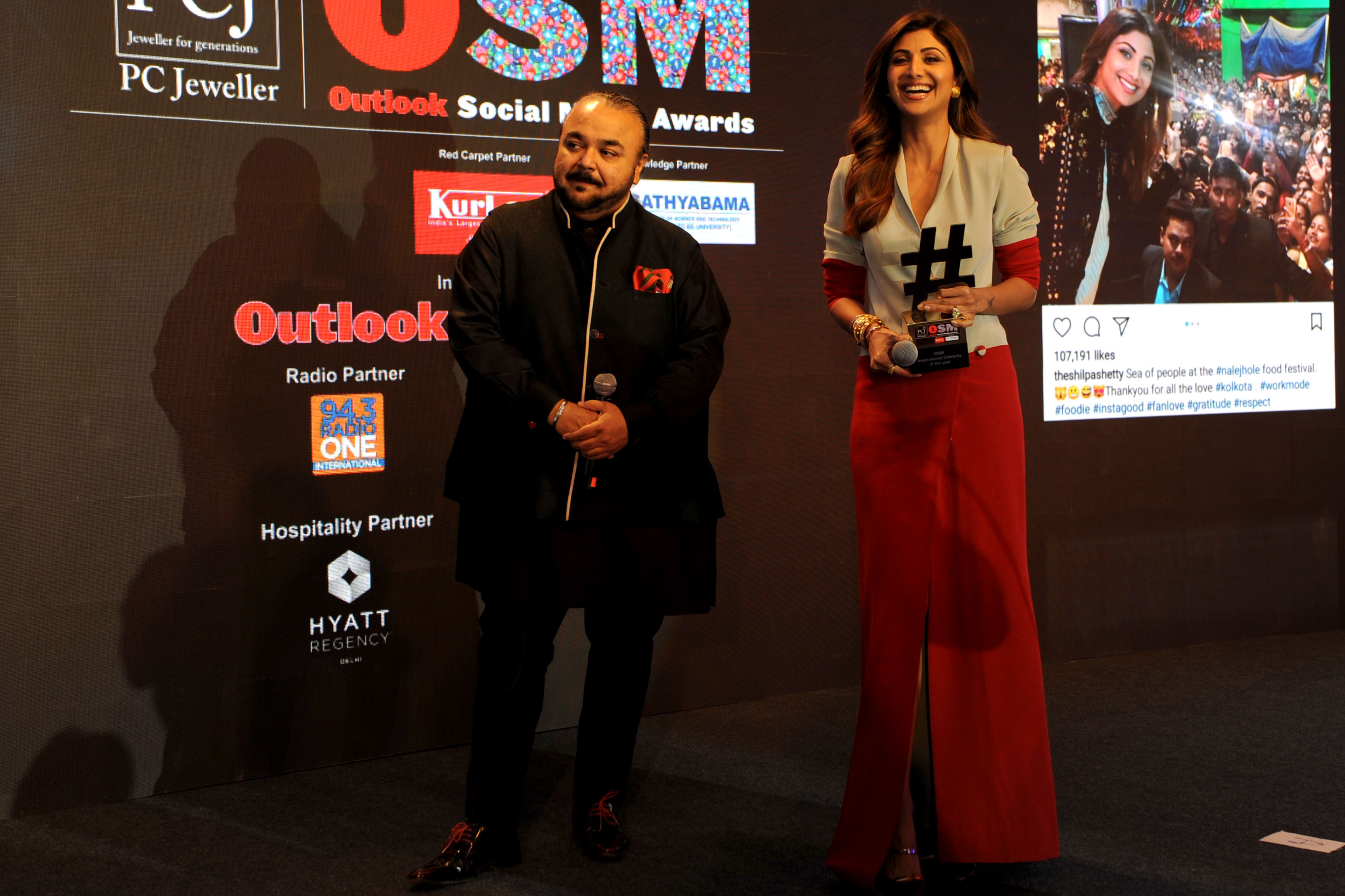 Shilpa Shetty Kundra receiving the OSM Celebrity Inspiration of the Year at the Outlook Social Media Awards 2018 from JJ Wallaya held at Hyatt, New Delhi.1